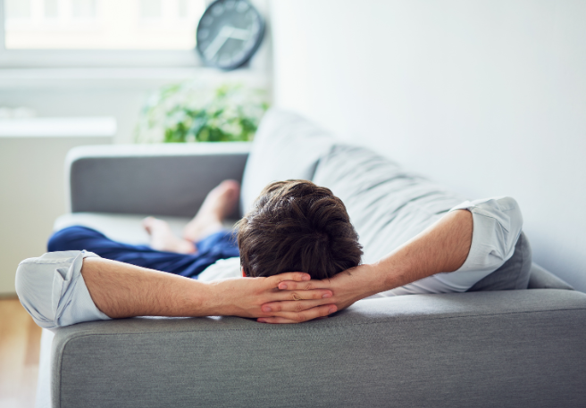Mann auf dem Sofa CVI-Ursache Bewegungsmangel