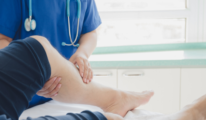 Arzt prüft Bein von Patient Voruntersuchung Venen-Operation