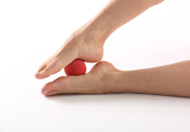 Ball rollen zur Venengymnastik